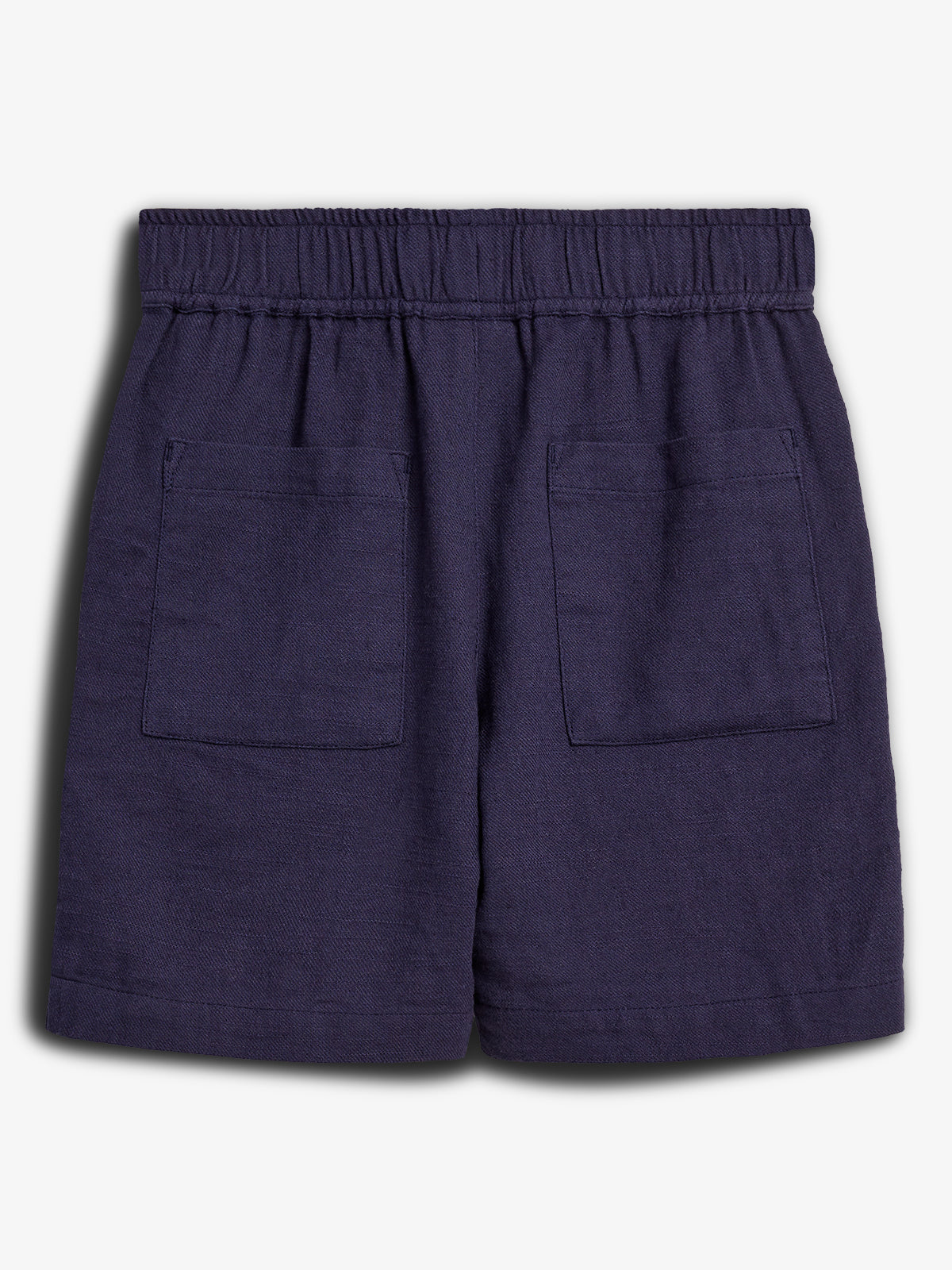Eine dunkelblaue Shorts mit elastischem Bund und zwei quadratischen Gesäßtaschen liegt flach auf einer weißen Oberfläche.