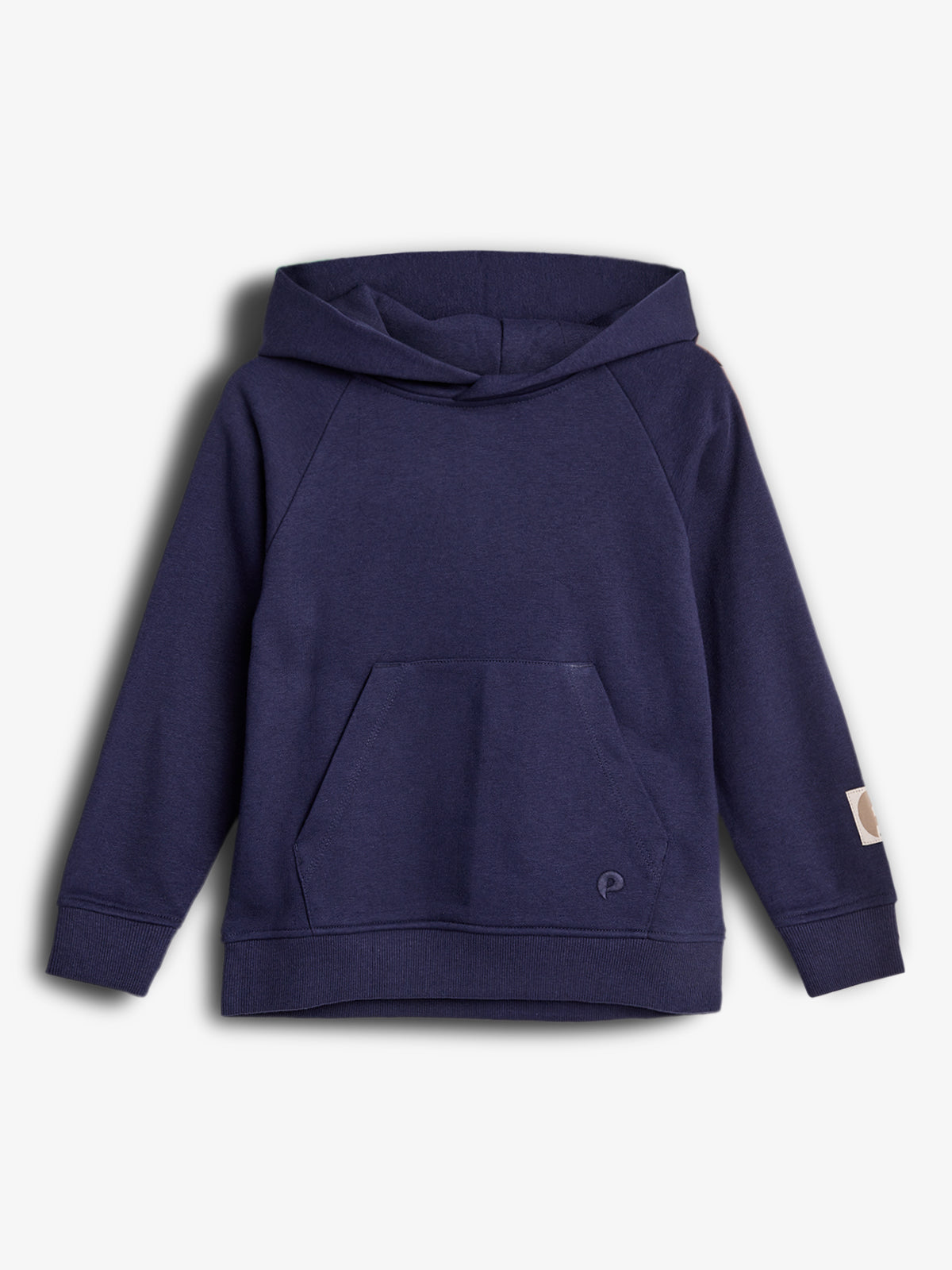 Ein dunkelblaues Kapuzen-Sweatshirt liegt flach auf hellem Hintergrund. Es hat eine Kängurutasche und dehnbare Bündchen. Ein kleines, rundes Logo befindet sich auf dem rechten Ärmel.