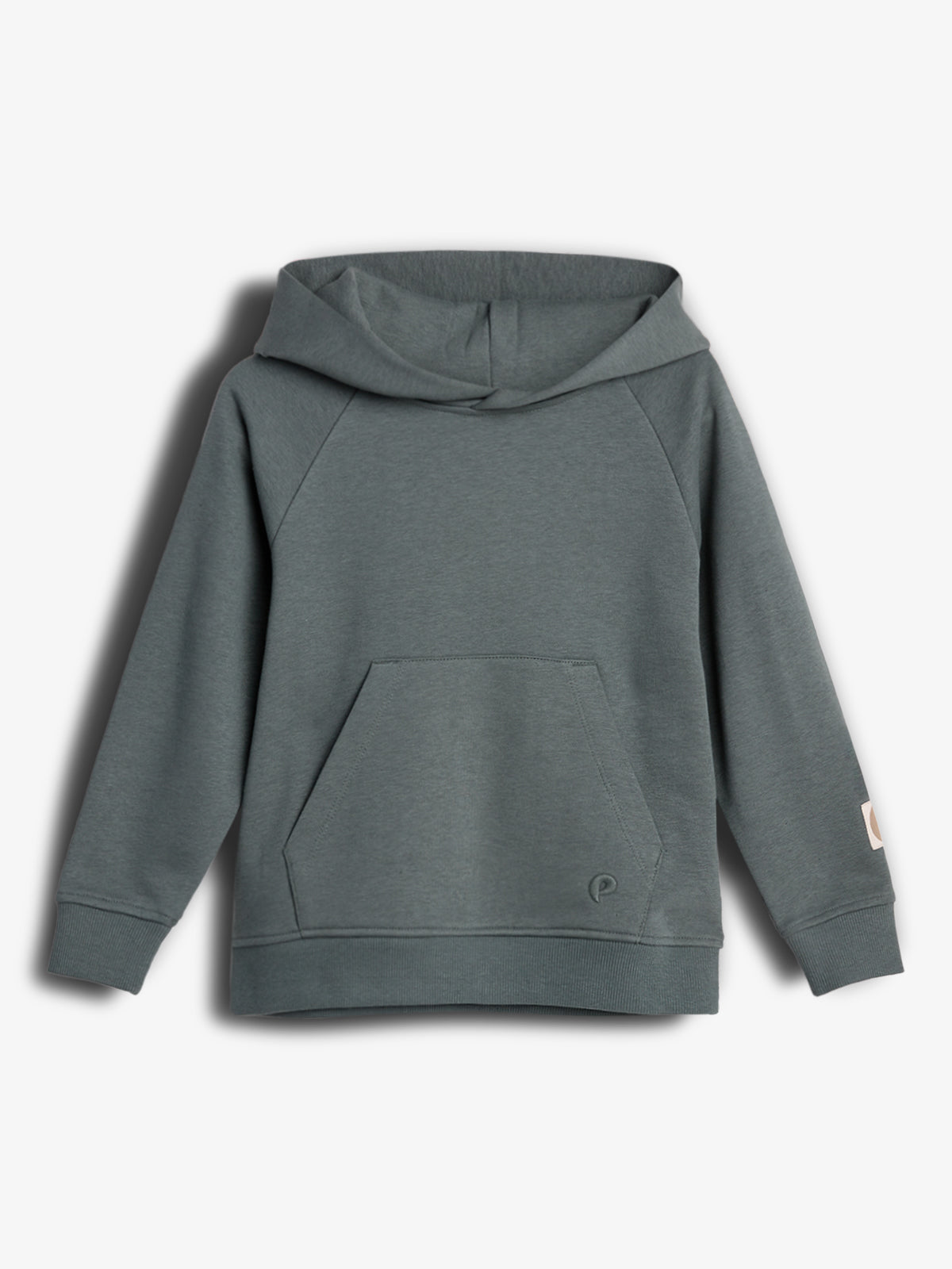 Ein grauer Kapuzenpullover liegt flach auf einer weißen Oberfläche. Er besitzt eine Bauchtasche und lange Ärmel. Ein kleines Logo befindet sich auf der Vorderseite unten rechts.
