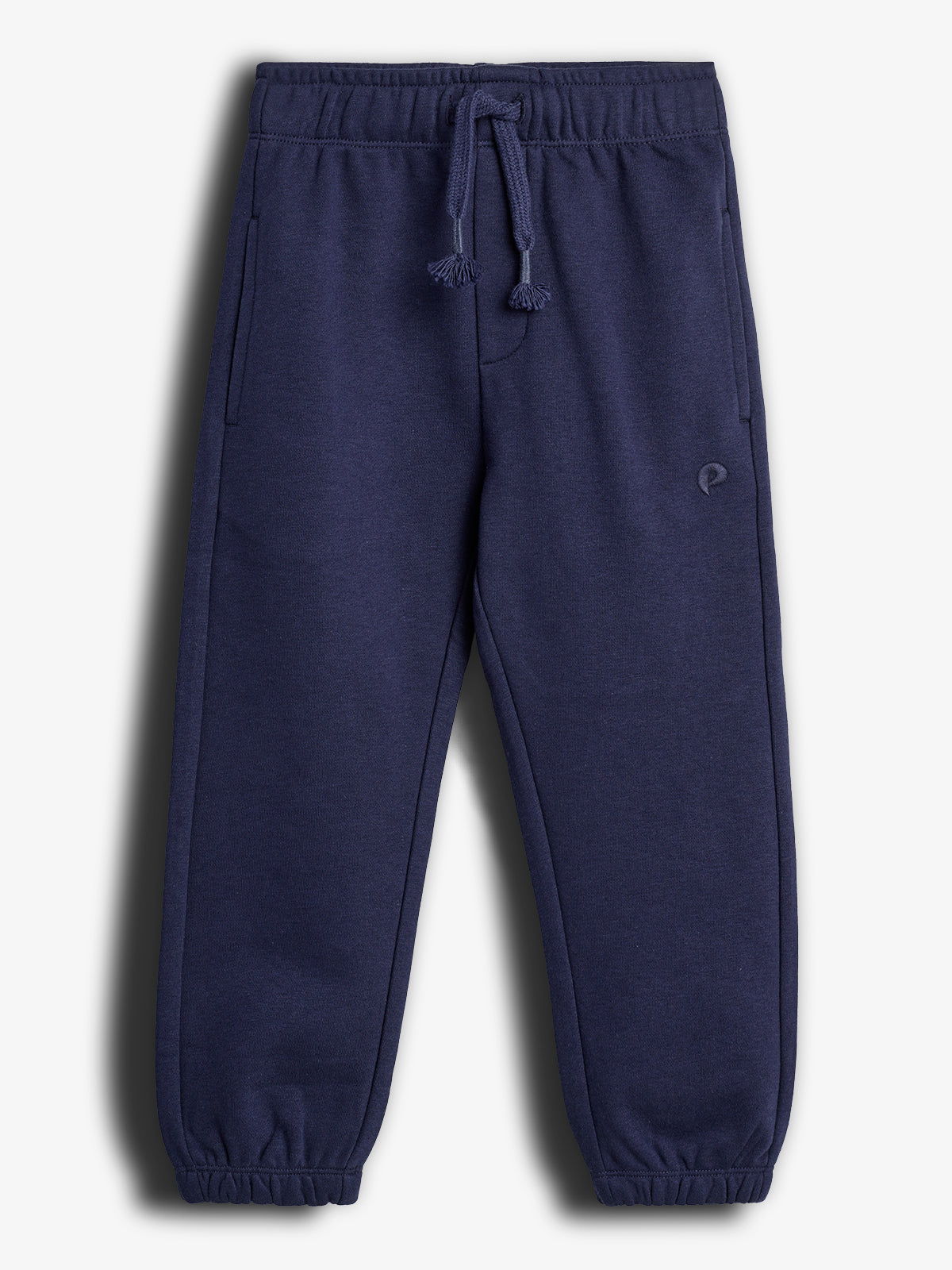 Eine dunkelblaue Jogginghose liegt flach, mit elastischem Bund und Kordelzug, in einem hellen Hintergrund. Sie hat seitliche Taschen und ein dezentes kleines Logo auf dem Bein.