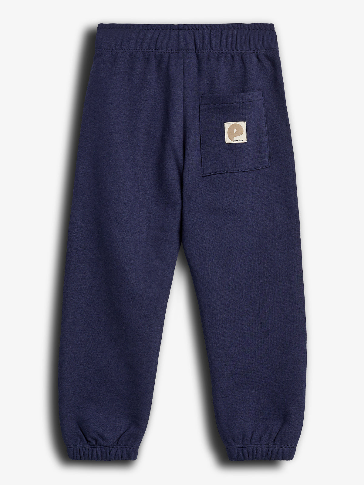 Dunkelblaue Jogginghose mit elastischem Bund und Beinabschlüssen, eine aufgesetzte Tasche auf der Rückseite mit einem quadratischen Logo-Patch. Der Hintergrund ist weiß.