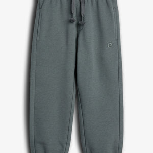 Graue Jogginghose mit elastischem Bund und Kordelzug hängt gerade. Sie hat seitliche Taschen und ein kleines P-Logo auf dem linken Bein. Hintergrund ist einfarbig weiß.