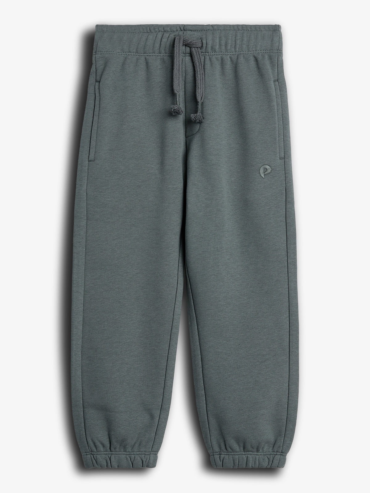 Graue Jogginghose mit elastischem Bund und Kordelzug hängt gerade. Sie hat seitliche Taschen und ein kleines P-Logo auf dem linken Bein. Hintergrund ist einfarbig weiß.