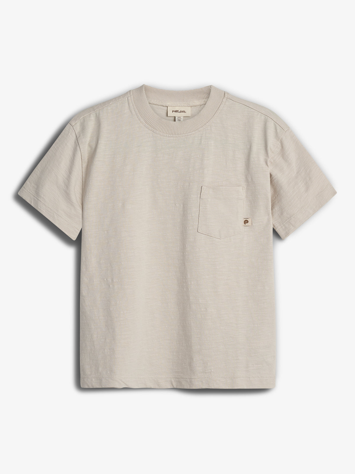 Ein beigefarbenes T-Shirt mit Brusttasche hängt flach vor einem weißen Hintergrund. Im Nackenbereich befindet sich ein Etikett mit der Aufschrift "Poplin Linen".