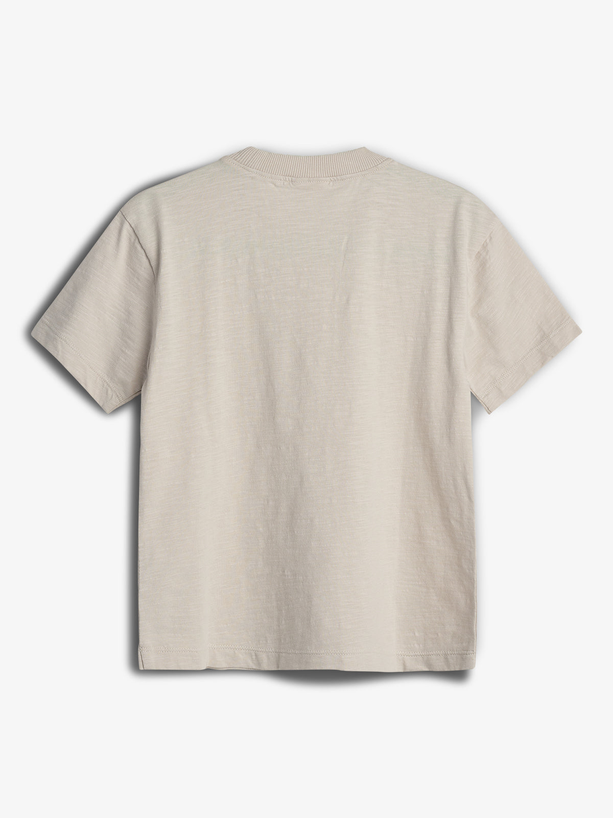 Ein beigefarbenes T-Shirt liegt flach auf einem weißen Hintergrund. Es hat kurze Ärmel und einen runden Halsausschnitt.