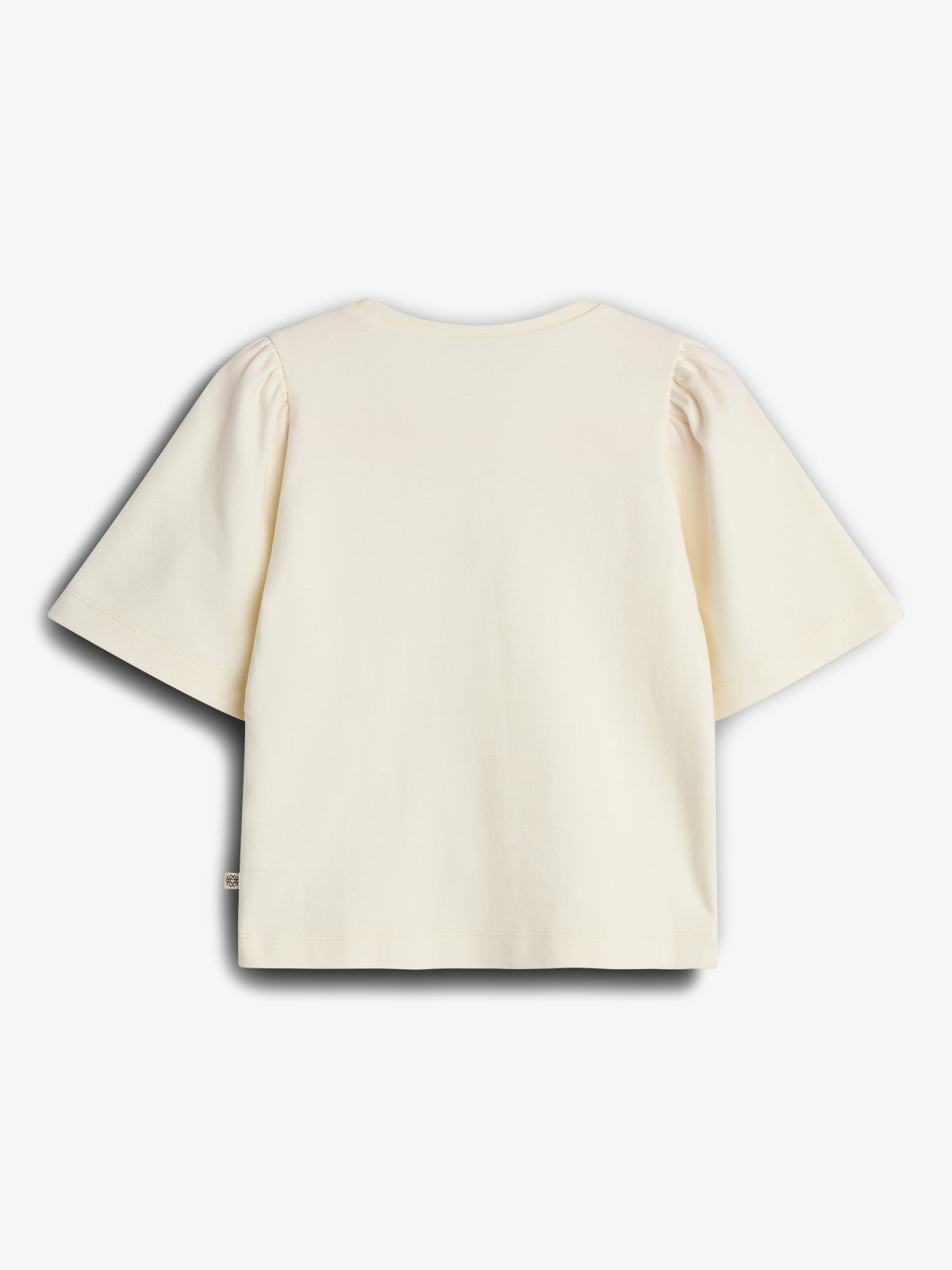 Ein cremefarbenes T-Shirt liegt flach. Es hat kurze Ärmel mit leichtem Puffeffekt, befindet sich vor einem weißen Hintergrund und zeigt keine Schrift oder Muster.