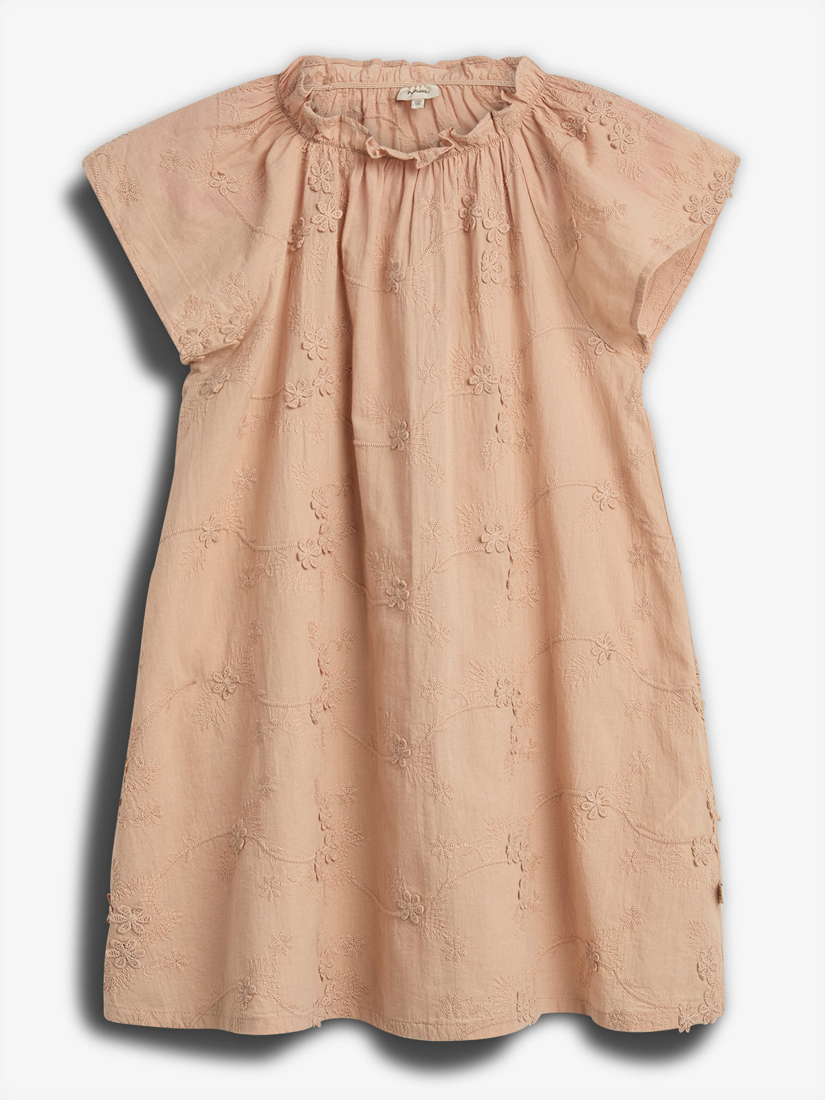 Ein rosa Kinderkleid mit kurzen Ärmeln liegt flach. Es ist mit floralen Mustern bestickt. Der Hintergrund ist einfarbig und bietet kontrastreiche Beleuchtung.