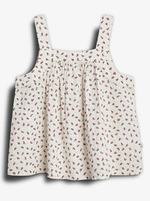 Ein ärmelloses, weißes Oberteil mit Riemen zeigt ein rotes Blumenmuster. Der Stoff fällt locker und hat eine geraffte Textur, präsentiert auf einem neutralen Hintergrund.
