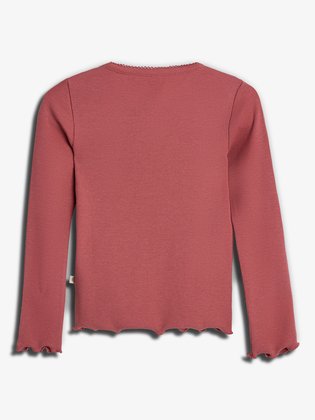 Ein altrosa Pullover mit langen Ärmeln hat einen gerippten Stoff, gewellte Säume, und befindet sich vor einem einfarbigen, grauen Hintergrund.