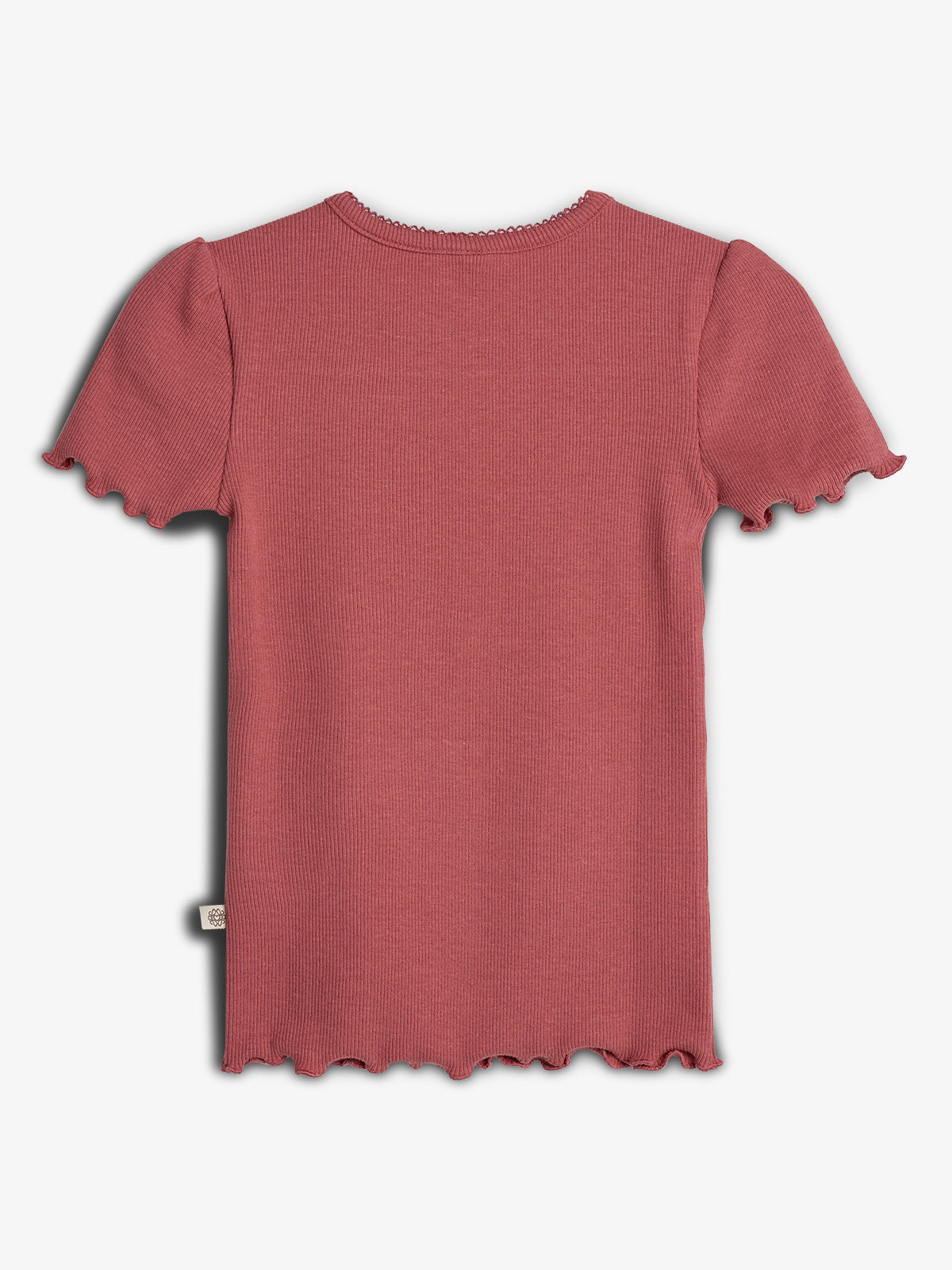 Ein rosa T-Shirt mit kurzen Ärmeln und gewelltem Saum liegt flach auf einer grauen Oberfläche. Es hat eine strukturierte Oberfläche und ein kleines, unauffälliges Etikett an der Seite.