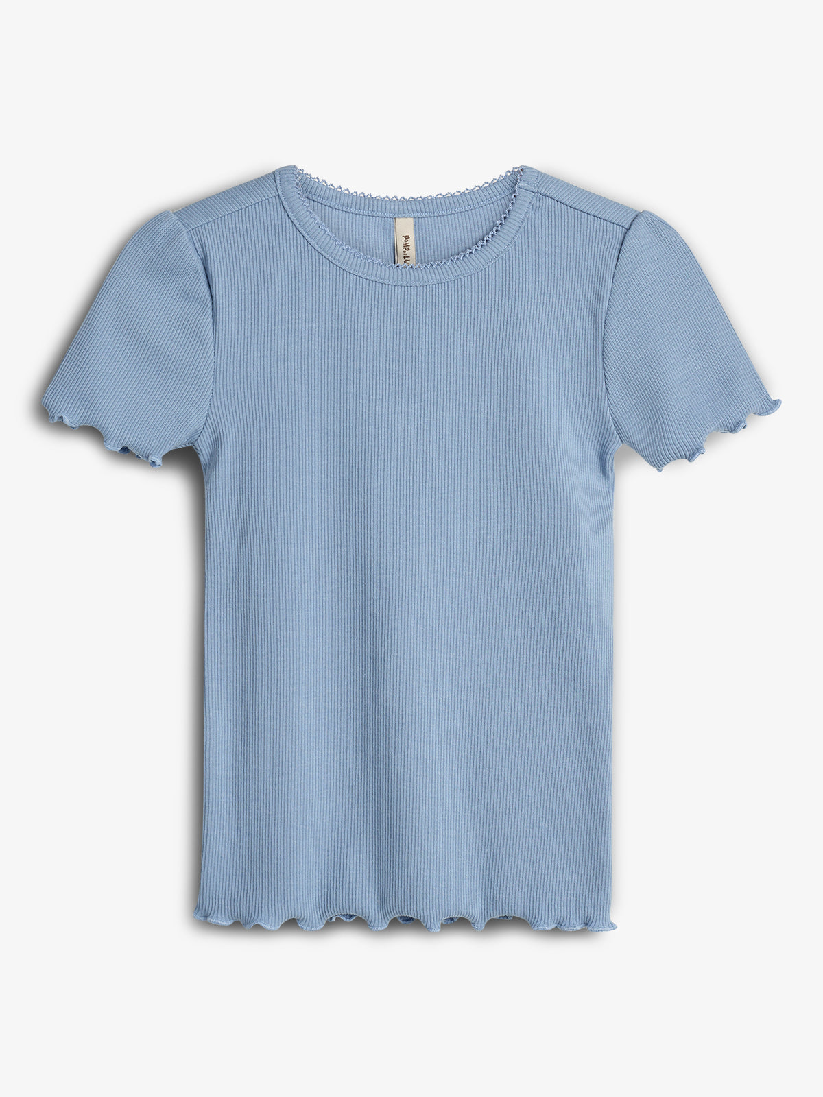Ein blaues, geripptes T-Shirt mit kurzen Ärmeln liegt flach vor einem weißen Hintergrund. Der Saum und die Ärmelenden haben gewellte Kanten. Ein Etikett ist am Kragen sichtbar.