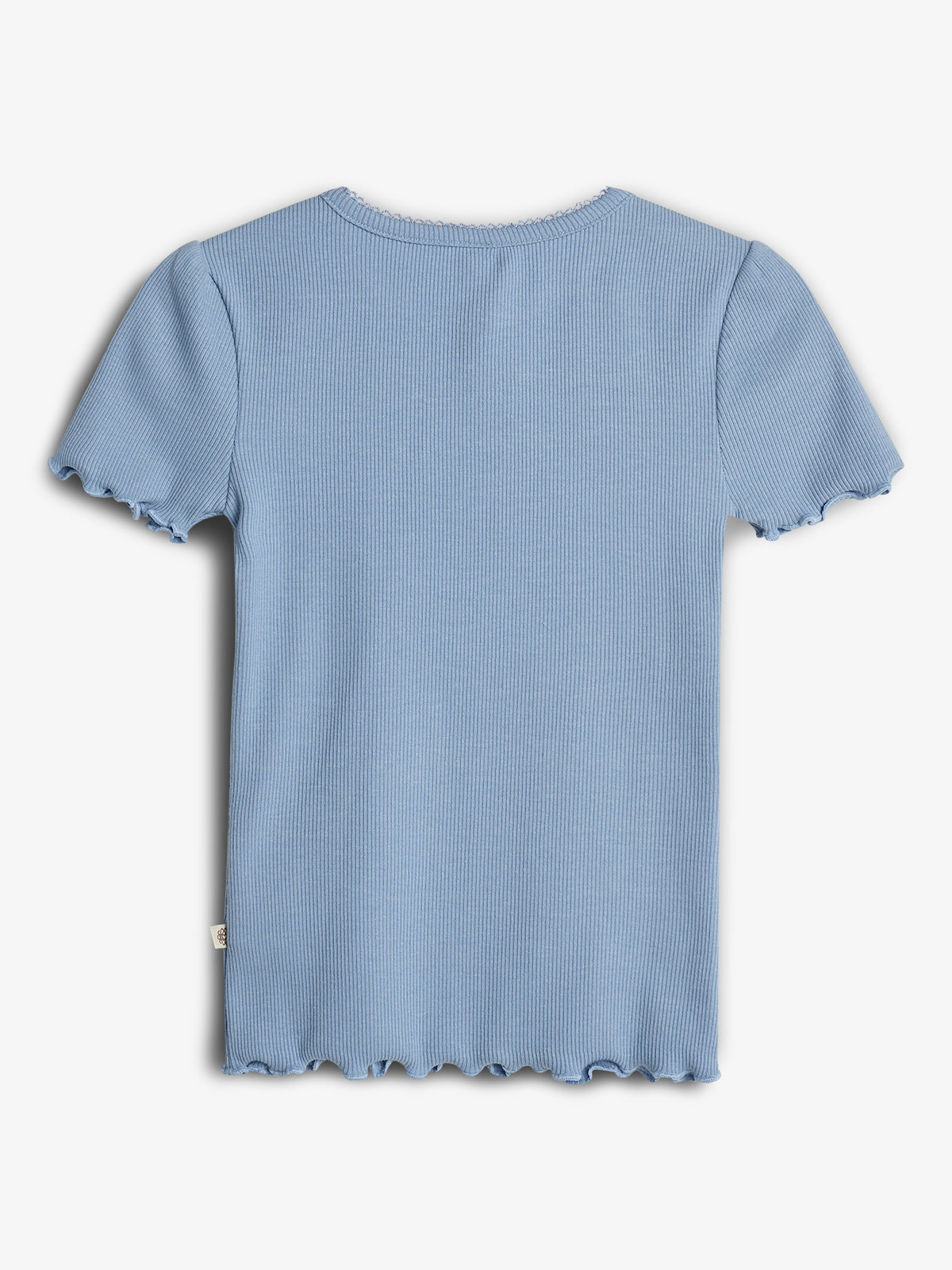 Ein hellblaues, geripptes T-Shirt mit kurzen Ärmeln liegt flach auf einer weißen Fläche. Der Saum und die Ärmelkanten sind leicht gewellt und verziert.