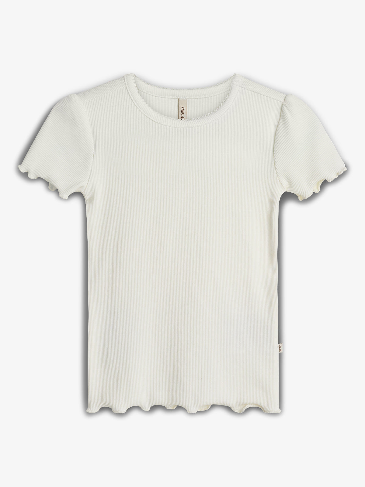 Ein weißes, geripptes T-Shirt liegt flach auf einem neutralen Hintergrund. Es hat kurze Ärmel und einen welligen Saum. Ein kleines Etikett ist am seitlichen Saum sichtbar.