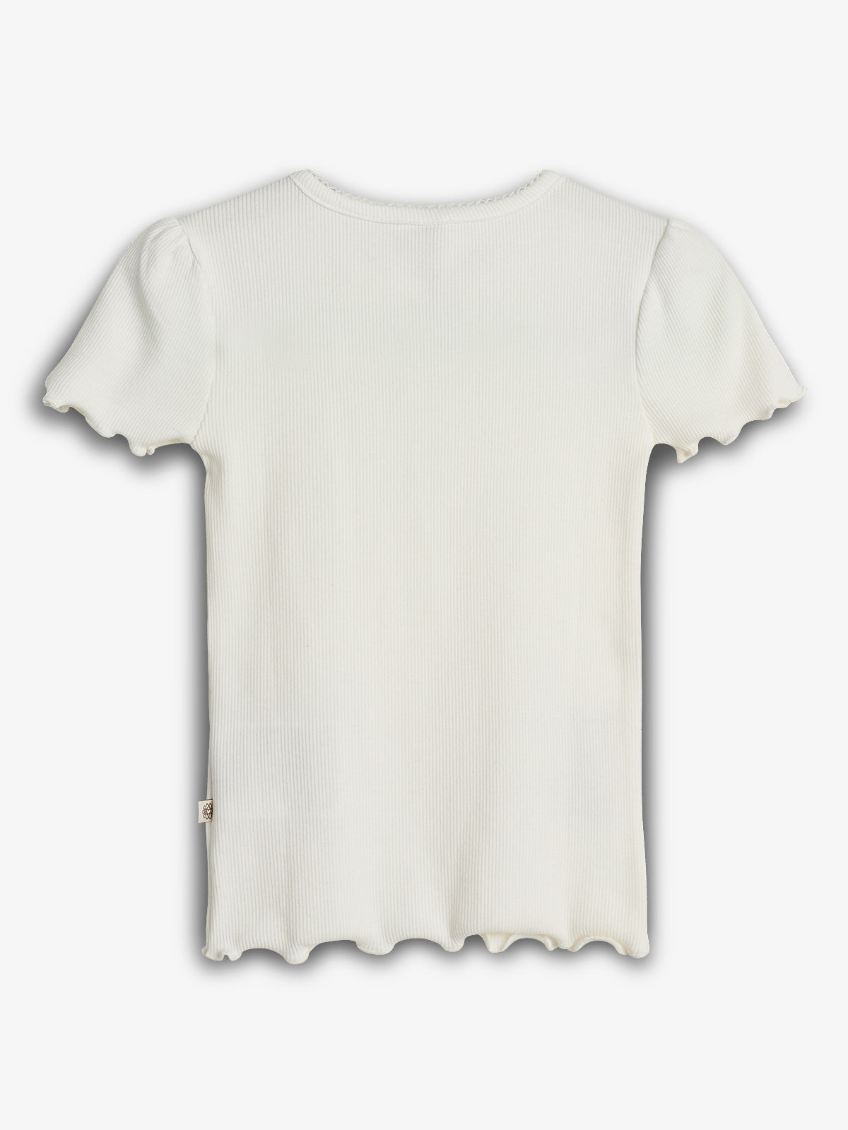Ein weißes T-Shirt mit kurzen Ärmeln hängt still, gezeigt von hinten. Der Stoff hat eine gerippte Struktur und gewellte Abschlüsse. Hintergrund ist ein neutraler, heller Raum.