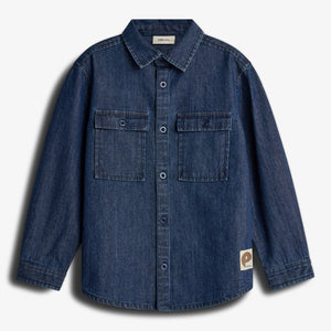 Dunkelblaue Jeansjacke mit Knopfleiste und zwei Brusttaschen, hängt still vor weißem Hintergrund. Ein rechteckiges Etikett mit einem „e“ ist unten rechts angenäht.