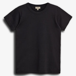 Ein schwarzes T-Shirt liegt flach auf einem weißen Hintergrund. Es hat kurze Ärmel und einen runden Halsausschnitt. Das Etikett zeigt die Größe "152".