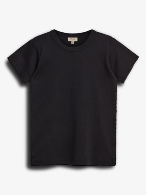 Ein schwarzes T-Shirt liegt flach auf einem weißen Hintergrund. Es hat kurze Ärmel und einen runden Halsausschnitt. Das Etikett zeigt die Größe "152".