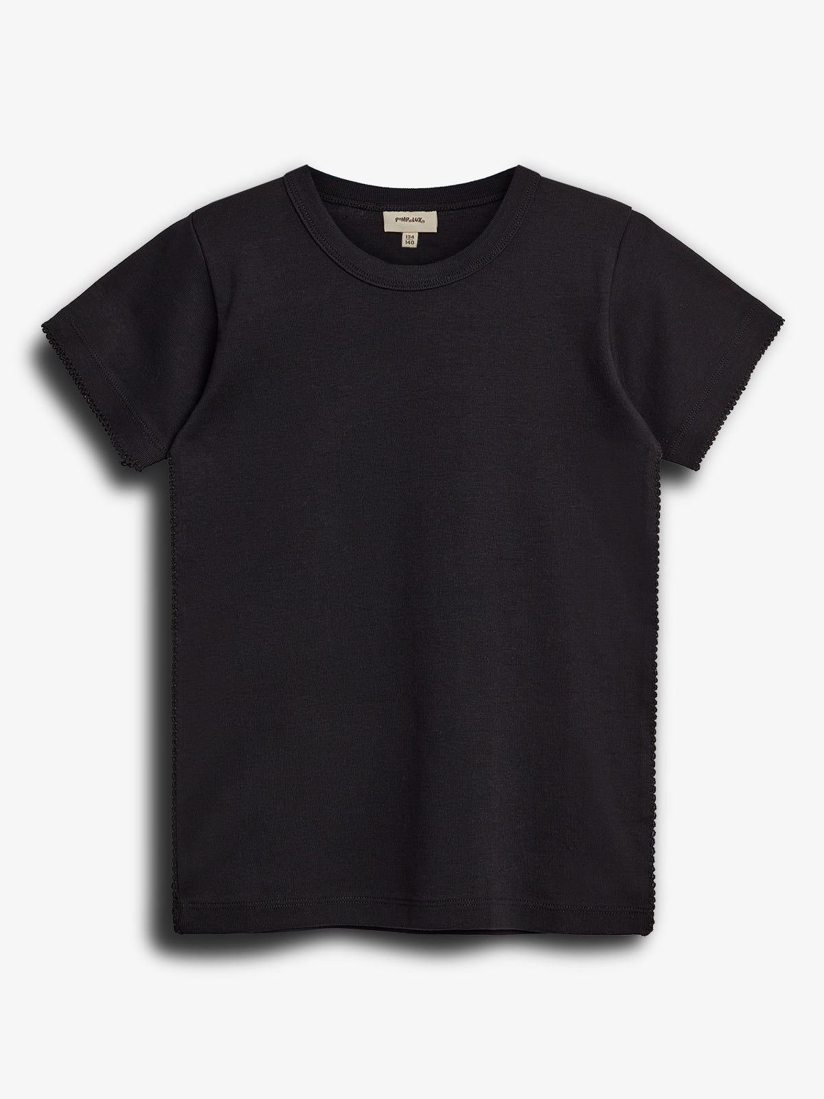 Ein schwarzes T-Shirt liegt flach auf einem weißen Hintergrund. Es hat kurze Ärmel und einen runden Halsausschnitt. Das Etikett zeigt die Größe "152".