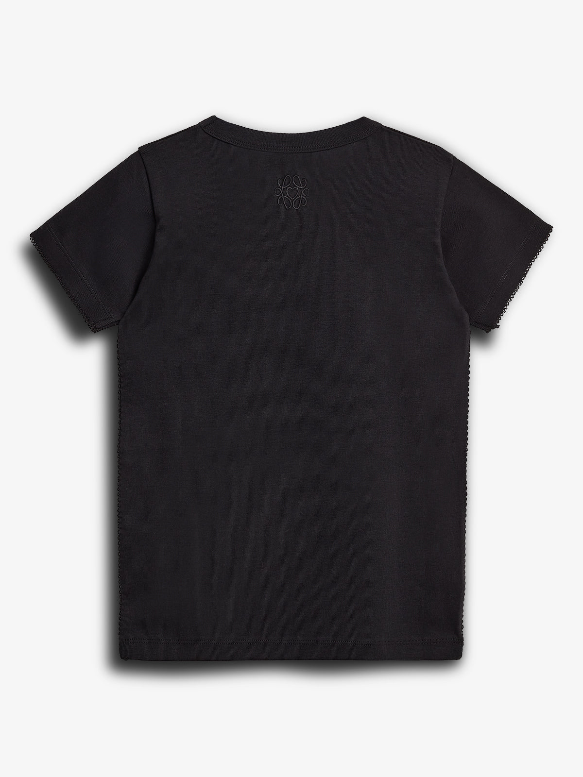 Schwarzes T-Shirt, liegt flach, zeigt rückseitig kleines, gesticktes Logo im Nackenbereich; umgeben von weißem Hintergrund.