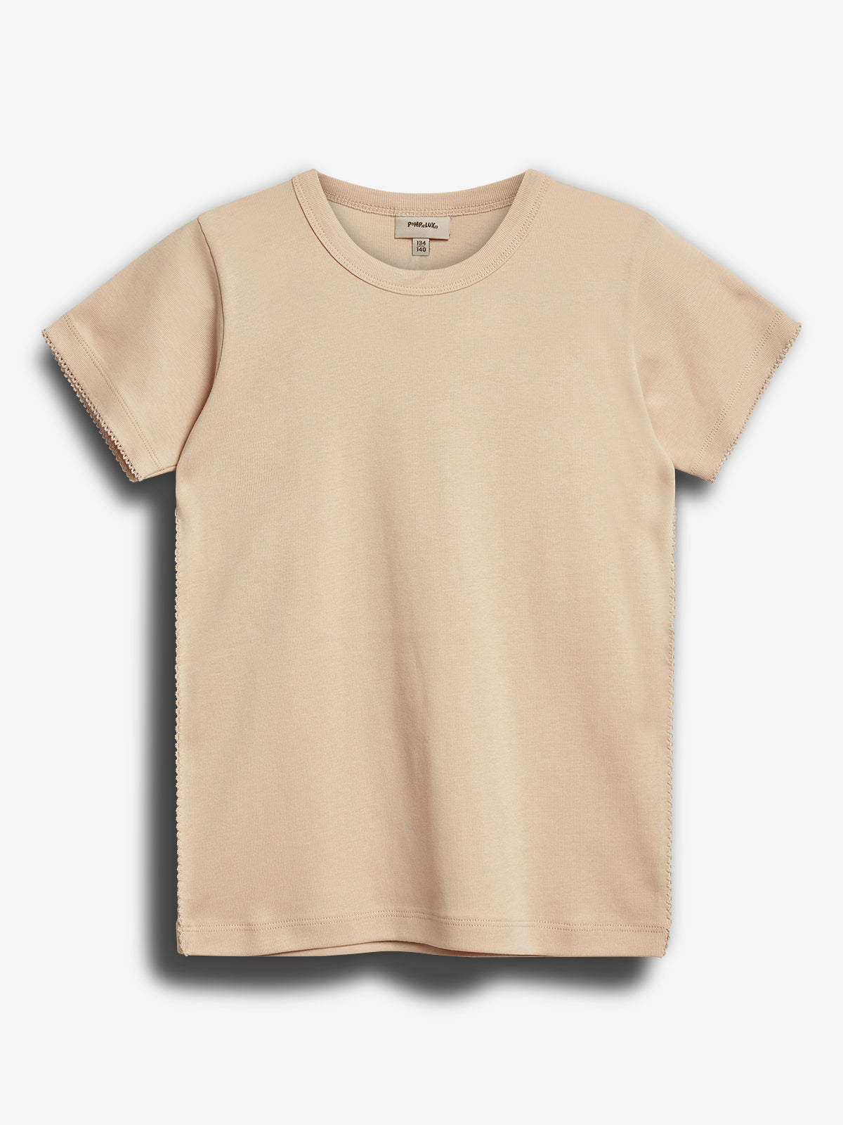 Beigefarbenes T-Shirt mit kurzen Ärmeln liegt flach auf weißem Hintergrund. Im Nackenbereich befindet sich ein Etikett mit der Aufschrift: "Pimkie, UK 14-16".