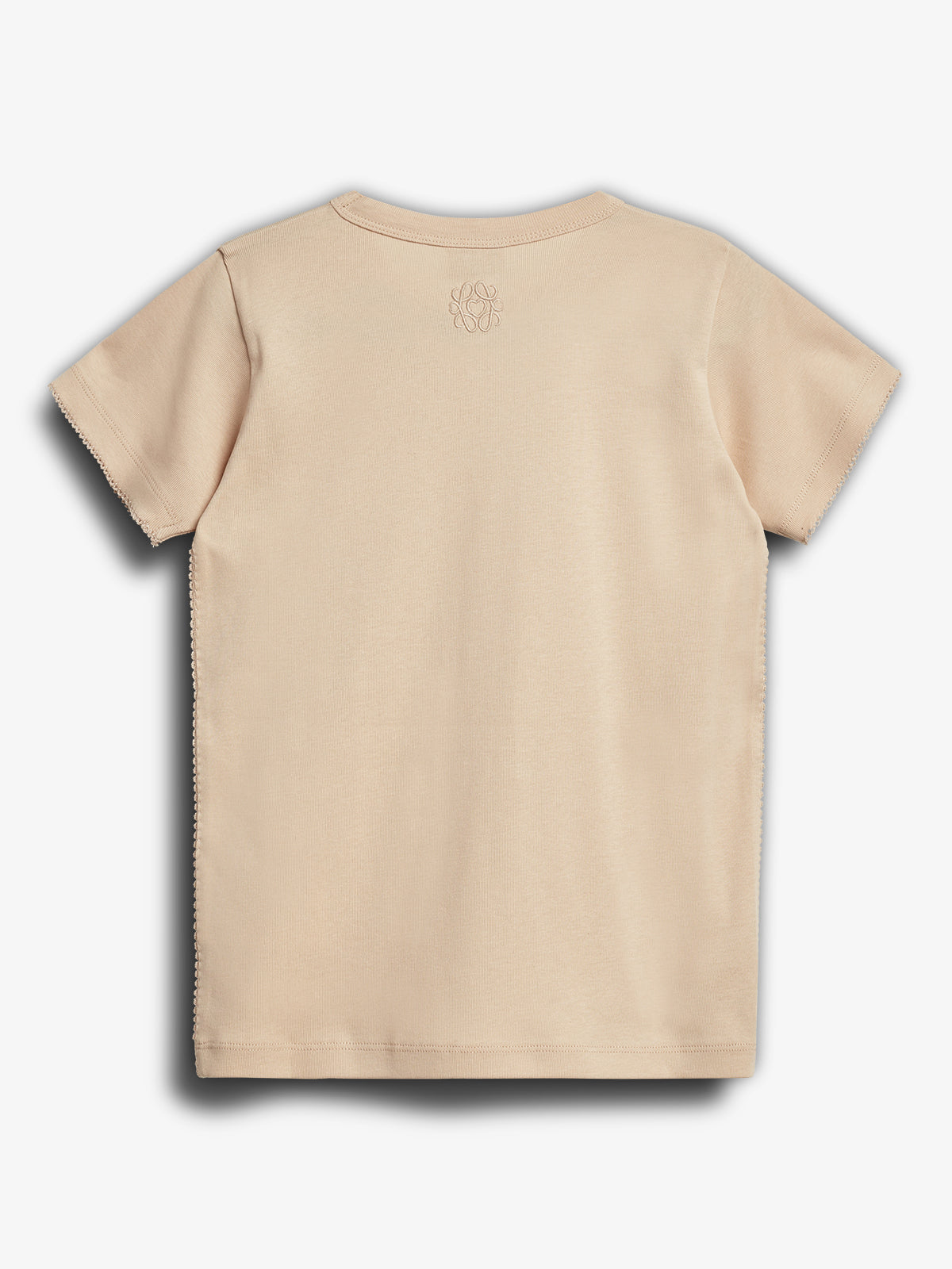 Beiges T-Shirt liegt flach auf hellem Hintergrund. Eine dezente Stickerei befindet sich oben auf der Rückseite, nahe dem Kragen. Kurze Ärmel, minimalistisches Design.