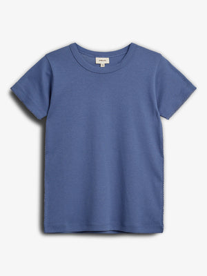 Blaues T-Shirt hängt still vor weißem Hintergrund. Etikett zeigt „pippikids, 130“. Kurzärmelig mit einfachem Schnitt, geeignet für Freizeitkleidung. Keine anderen Objekte oder Dekorationen im Umfeld.