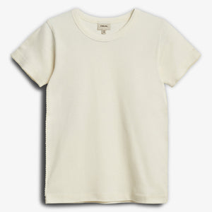 Ein cremefarbenes T-Shirt liegt flach auf einem weißen Hintergrund. Das Etikett zeigt Größe 134/140. Es hat kurze Ärmel und keinen sichtbaren Aufdruck oder Verzierung.