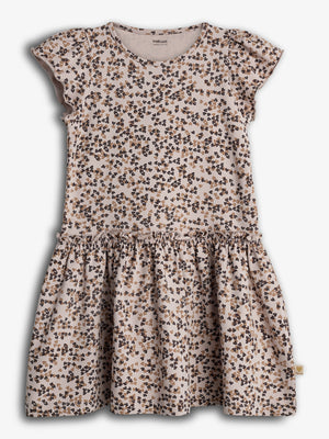 Ein Sommerkleid mit floralem Muster und Rüschenärmeln liegt flach vor einem weißen Hintergrund. Stofffarbe ist hell, mit dunklen und braunen Blumenmotiven.