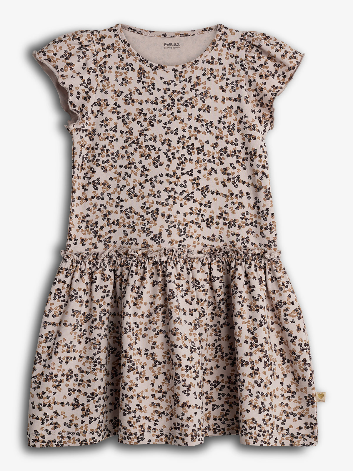 Ein Sommerkleid mit floralem Muster und Rüschenärmeln liegt flach vor einem weißen Hintergrund. Stofffarbe ist hell, mit dunklen und braunen Blumenmotiven.
