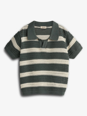 Ein gestreiftes, kurzärmeliges Strickpoloshirt mit abwechselnden grünen und weißen Streifen liegt auf einem weißen Hintergrund. Der Kragen ist grün, die Struktur ist leicht durchbrochen.