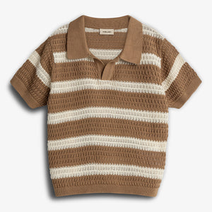 Ein gestricktes Poloshirt zeigt abwechselnde braune und cremefarbene Streifen. Es hat kurze Ärmel und einen klassischen Kragen. Im Hintergrund ist ein neutraler, weißer Hintergrund zu sehen.
