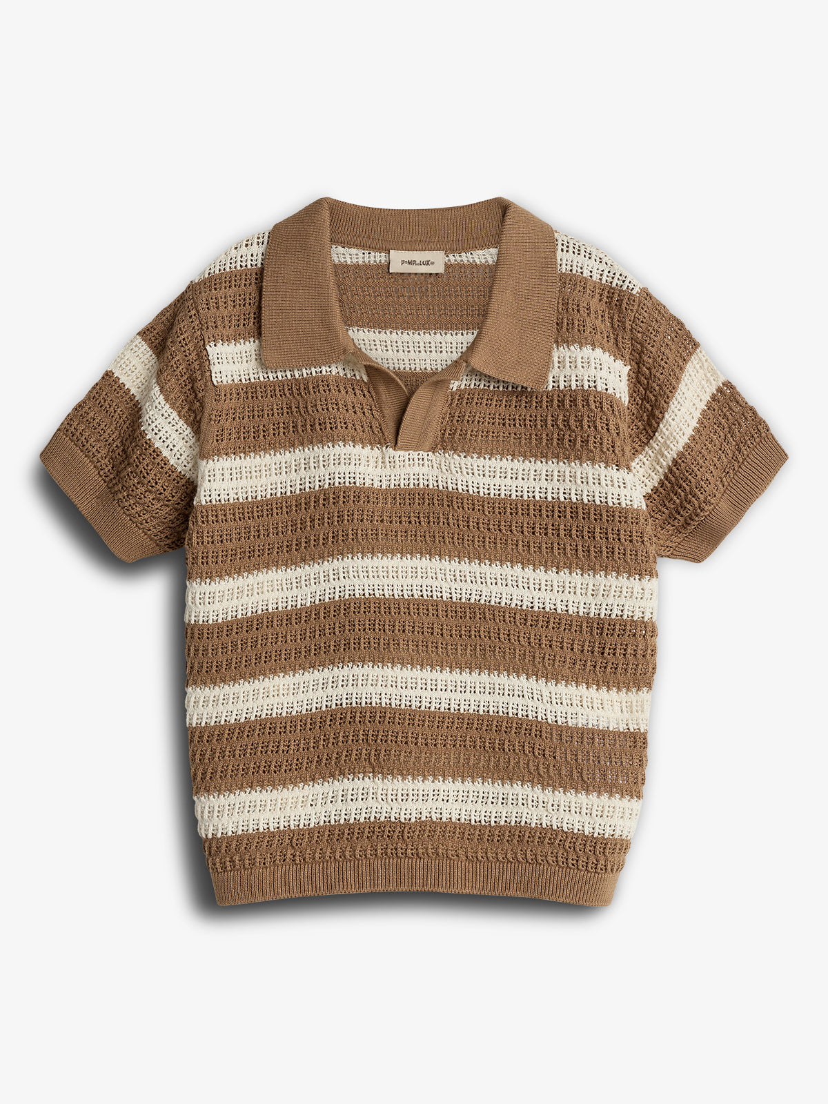 Ein gestricktes Poloshirt zeigt abwechselnde braune und cremefarbene Streifen. Es hat kurze Ärmel und einen klassischen Kragen. Im Hintergrund ist ein neutraler, weißer Hintergrund zu sehen.