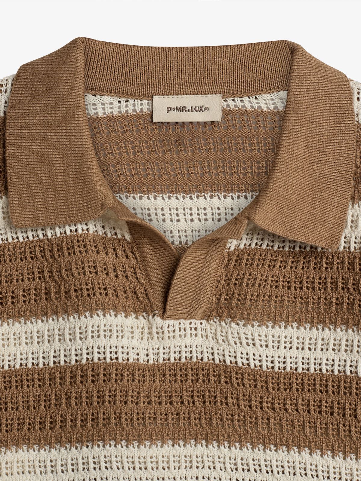 Ein gestreiftes Strickoberteil in Braun und Creme mit Polokragen, darunter ein Etikett mit der Aufschrift "pompéLUX@", vor einem weißen Hintergrund.