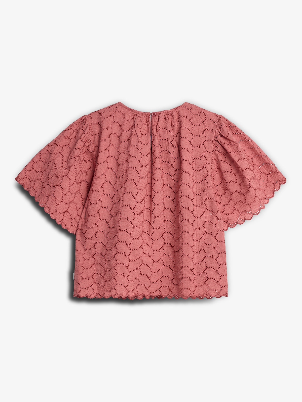Rosa Bluse mit kurzärmligem Design, zeigt ein Spitzenmuster in Wellenform ohne sichtbare Kanten, liegt flach auf einem einfarbig weißen Hintergrund.