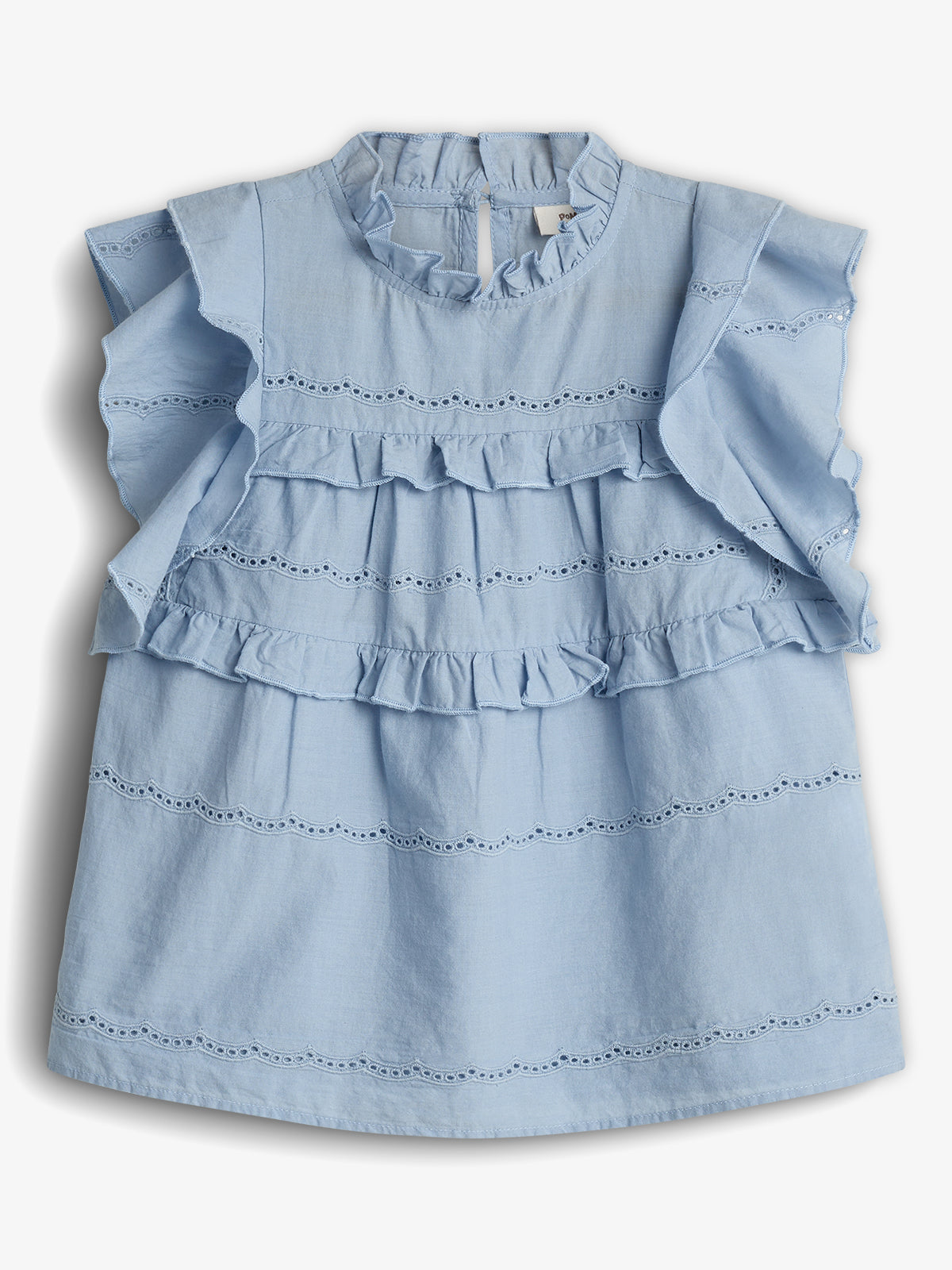Blaues ärmelloses Kleid mit Rüschen und Spitzendetails vorne, auf einem weißen Hintergrund präsentiert. Eine Knopföffnung befindet sich am Kragen.