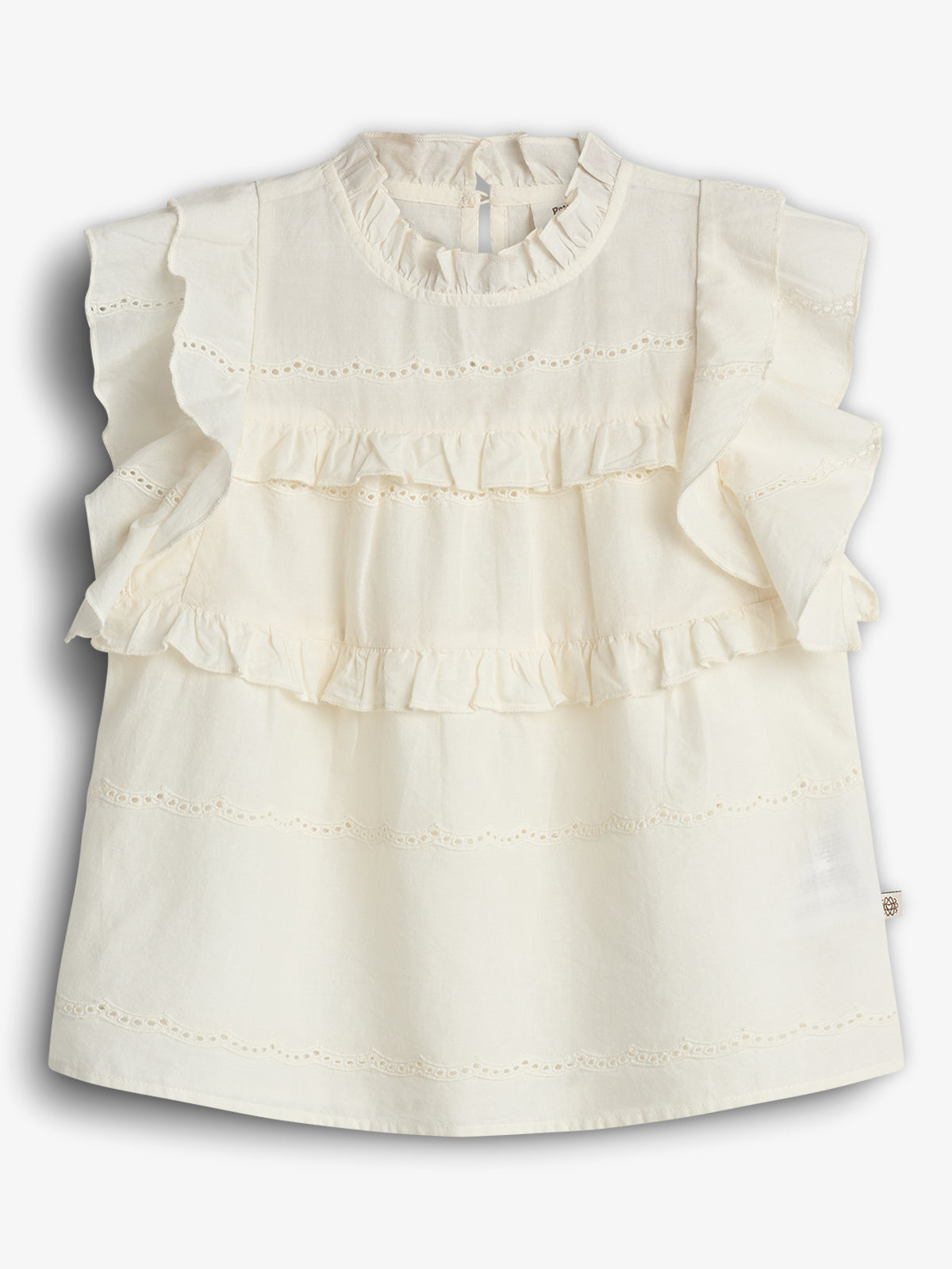 Weiße Bluse mit Rüschen und Spitzenakzent, liegt flach auf neutralem Hintergrund. Kurze Ärmel und ein runder Halsausschnitt ergänzen das Design, verleiht einen eleganten, luftigen Look.