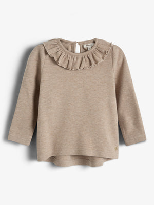 Beigefarbener Pullover mit langen Ärmeln, mit einem gerafften Kragen, hängt flach. Der Hintergrund ist schlicht weiß. Ein kleiner goldener Aufnäher befindet sich am unteren Rand.