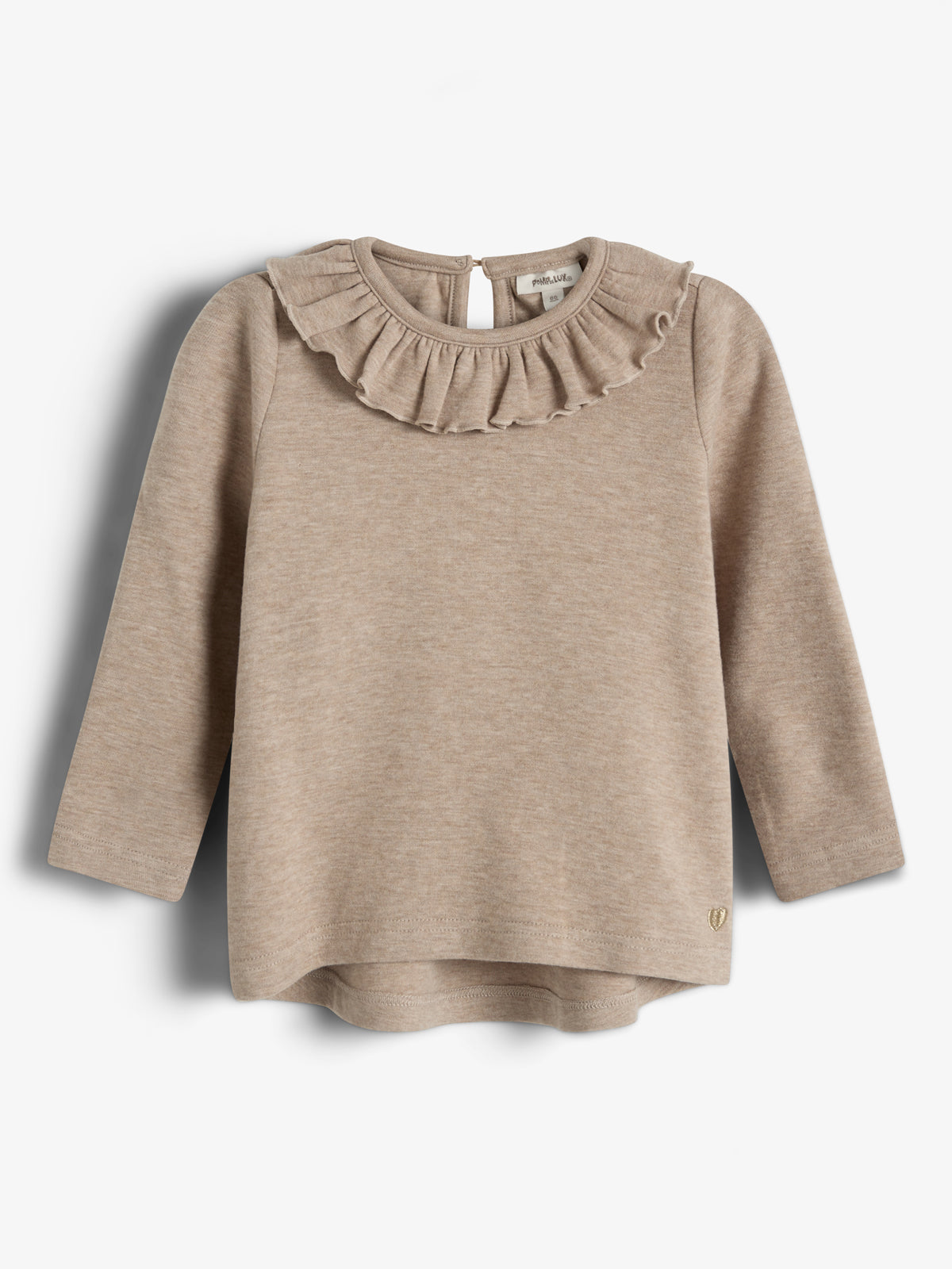 Beigefarbener Pullover mit langen Ärmeln, mit einem gerafften Kragen, hängt flach. Der Hintergrund ist schlicht weiß. Ein kleiner goldener Aufnäher befindet sich am unteren Rand.