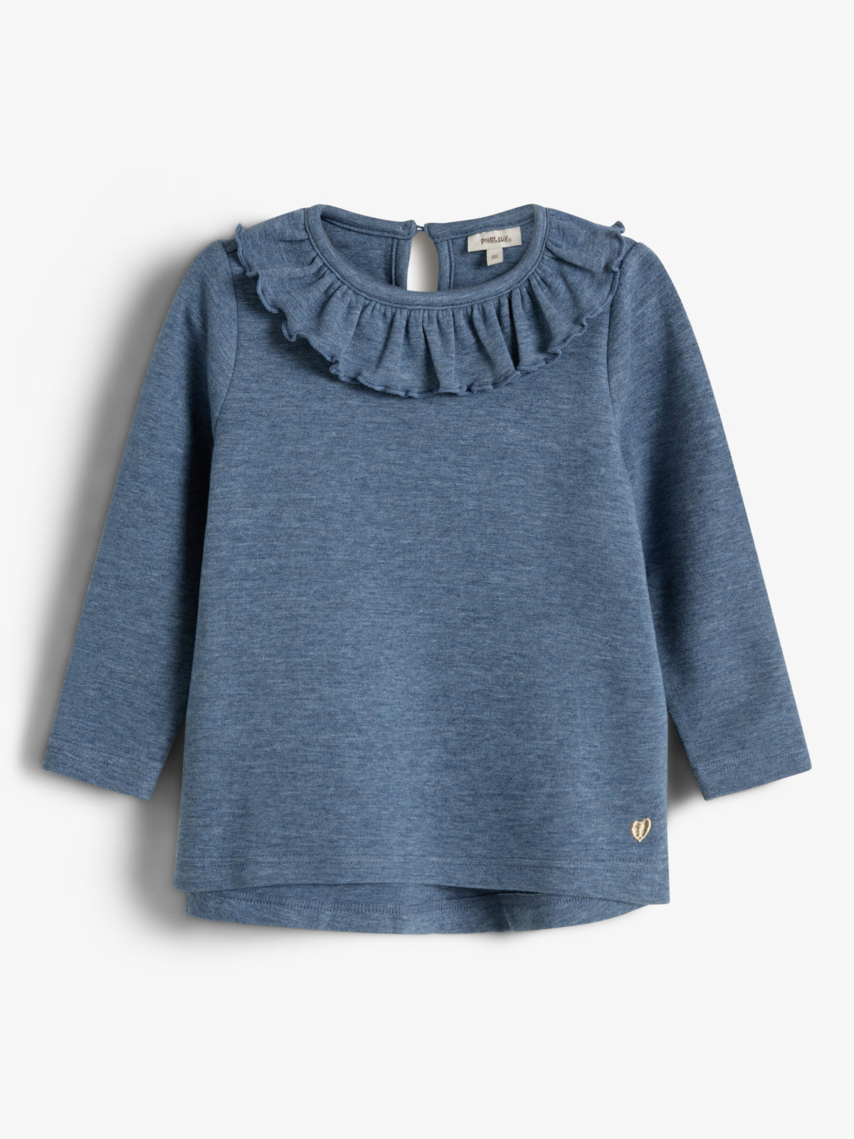 Der Pullover hat lange Ärmel und einen gewellten Kragen. Er besteht aus blauem Stoff. Im unteren Bereich befindet sich ein kleines goldenes Herzsymbol. Hintergrund ist schlicht weiß.