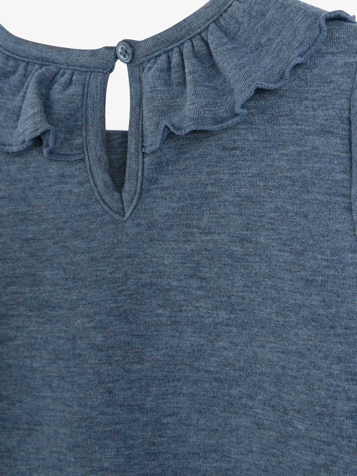 Blauer Stoff mit Rüschendetails und Knopfverschluss hinten. Der Stoff ist strukturiert und scheint Teil eines Kleidungsstücks zu sein. Keine weiteren Objekte oder Text vorhanden.