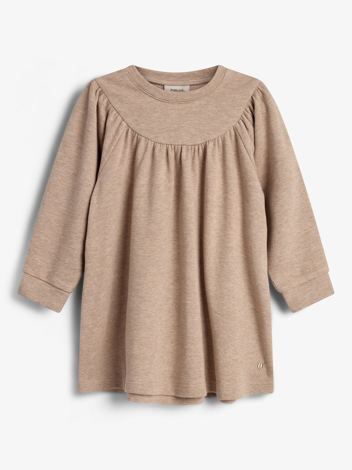 Ein beiges Kinderlangarmkleid hängt vor einem weißen Hintergrund. Es hat ein schlichtes Design mit rundem Ausschnitt und einer Raffnaht vorn. Unten ist ein kleines Logo sichtbar.