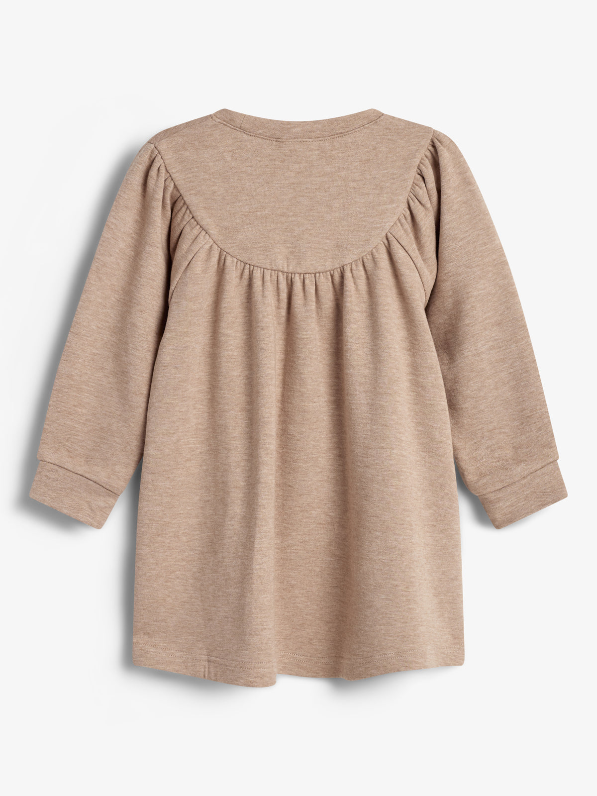 Ein beiges Kleid mit langen Ärmeln, locker fallend, ohne sichtbare Verzierungen, in neutralem Raum präsentiert.