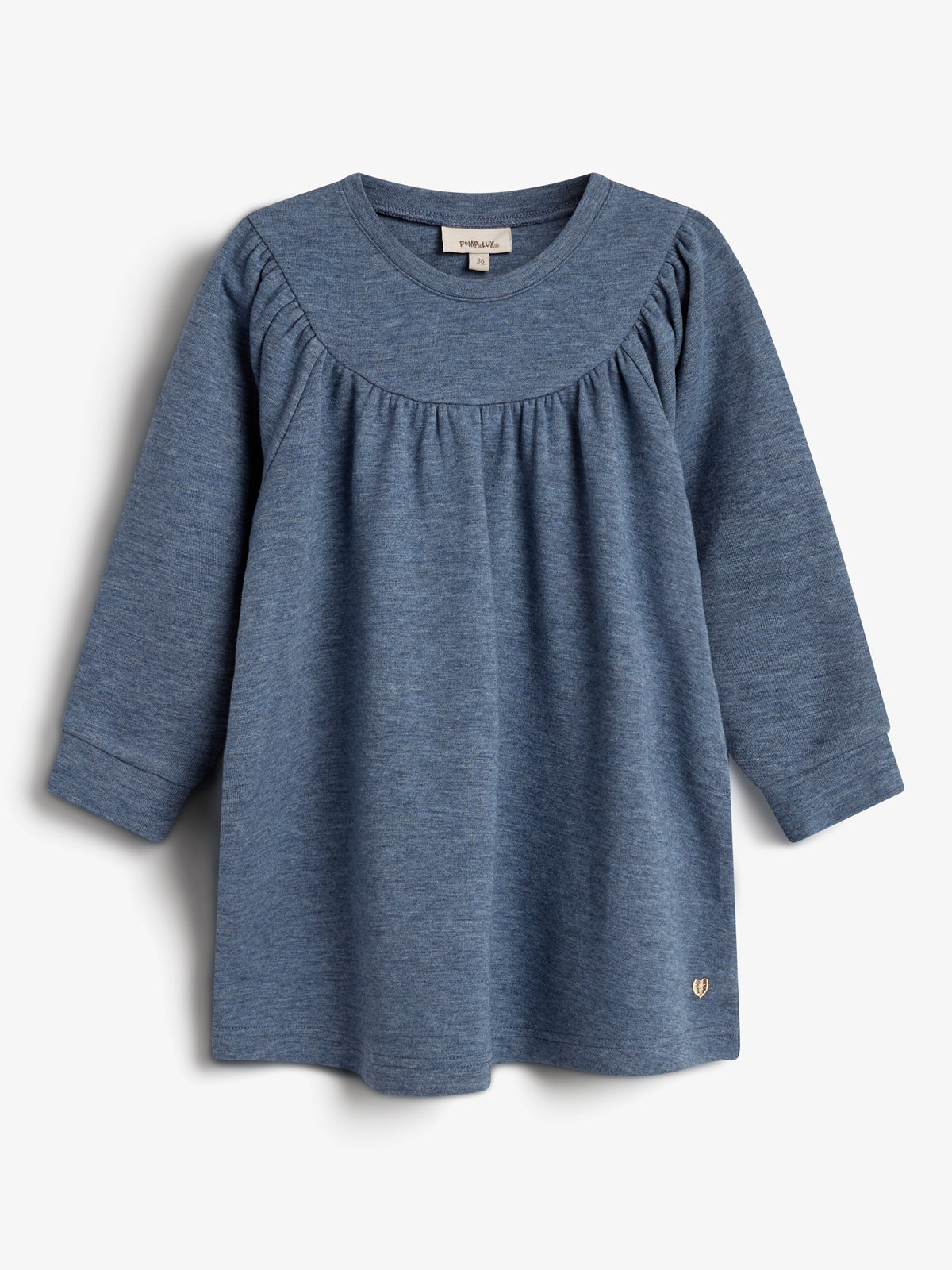 Blaues Kinderkleid mit langen Ärmeln hängt vor neutralem, weißem Hintergrund. Oberhalb des Kleides befindet sich ein Etikett mit der Aufschrift: "PHIL & LUI MA".
