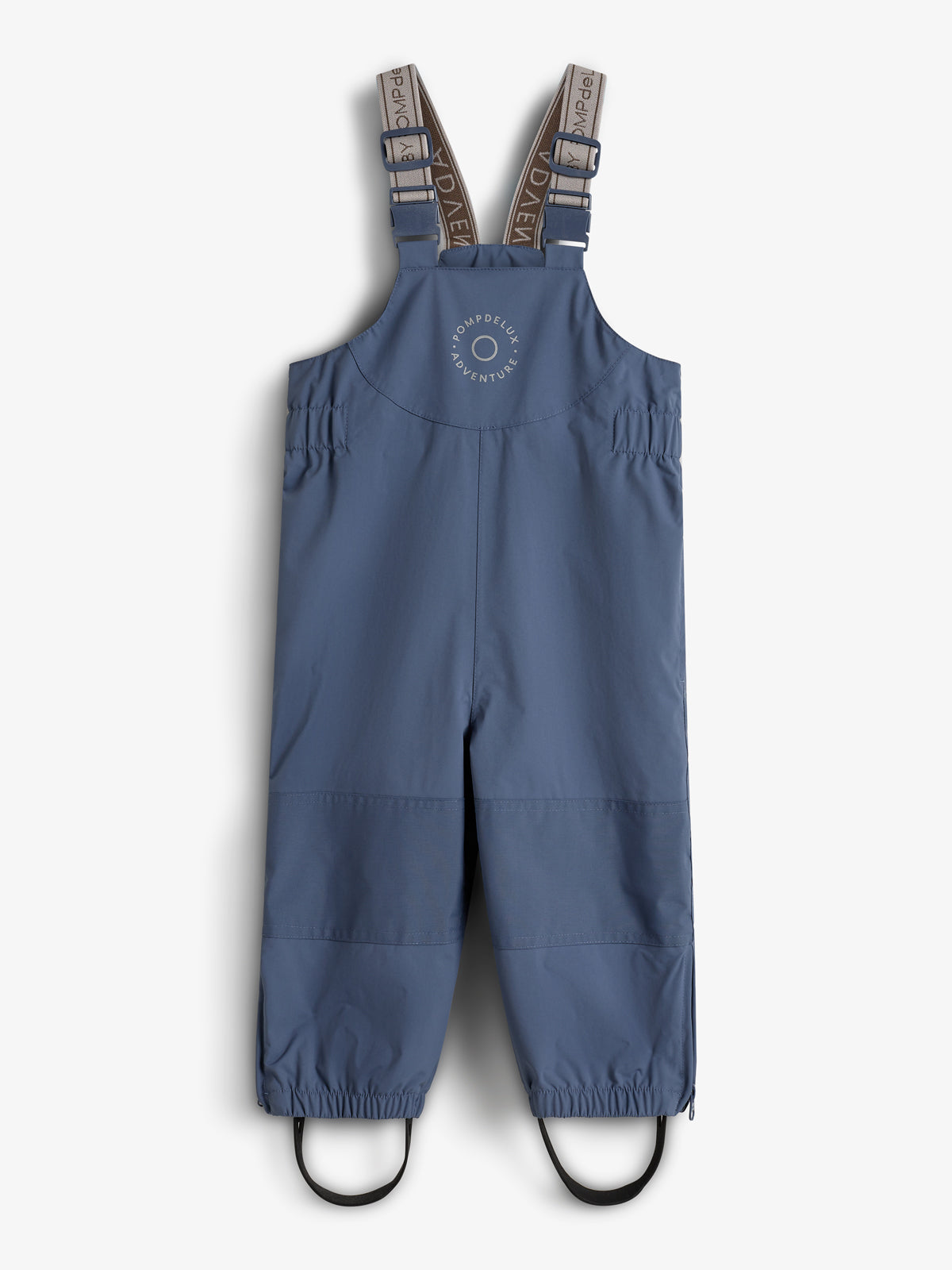 Die blaue Kinderlatzhose mit verstellbaren Trägern und elastischen Bündchen hat auf der Brust den Aufdruck "ROMPDELUX ADVENTURE". Sie hängt vor einem neutralen, weißen Hintergrund.