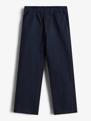 Eine dunkelblaue Hose liegt flach auf einer weißen Oberfläche. Die Hose hat einen elastischen Bund und gerade geschnittene Beine, mit Taschen an den Seiten.