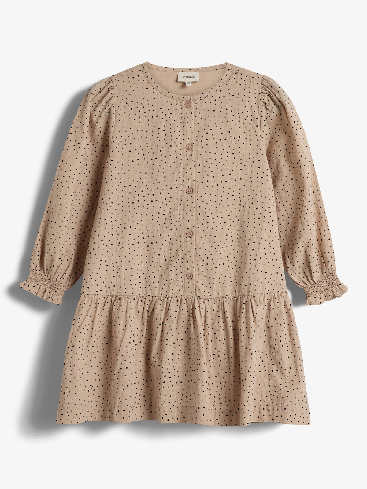 Beigefarbenes Kleid mit schwarzen Punkten. Vorderseite hat durchgehende Knopfleiste. Lange Ärmel mit elastischen Bündchen. Hängt vor einem weißen Hintergrund. Das Etikett zeigt "Fine Collection Paris".