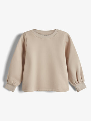Ein beiges Sweatshirt mit langen Ärmeln und gerippten Bündchen hängt vor einem neutralen Hintergrund.
