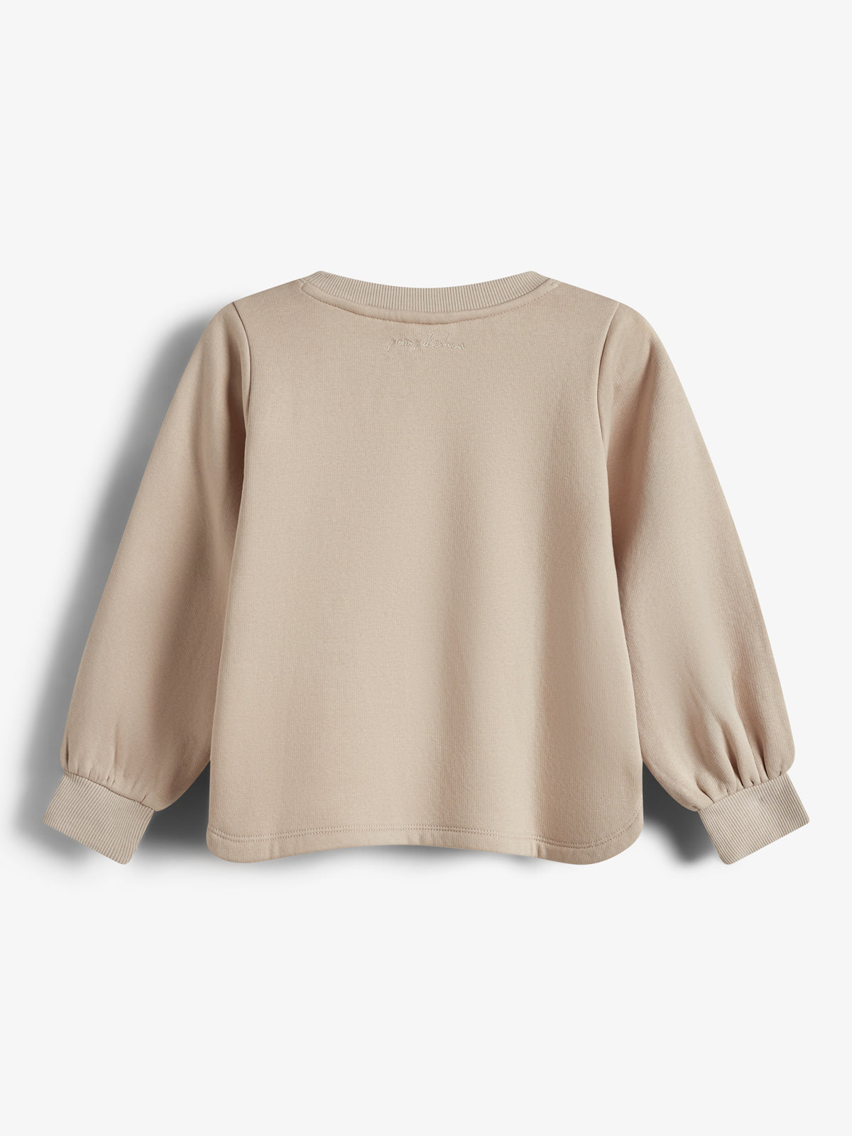 Ein beige Pullover liegt flach auf heller Oberfläche. Text "you, forever" ist auf dem hinteren Kragen eingestickt. Die langen Ärmel enden in Bündchen.