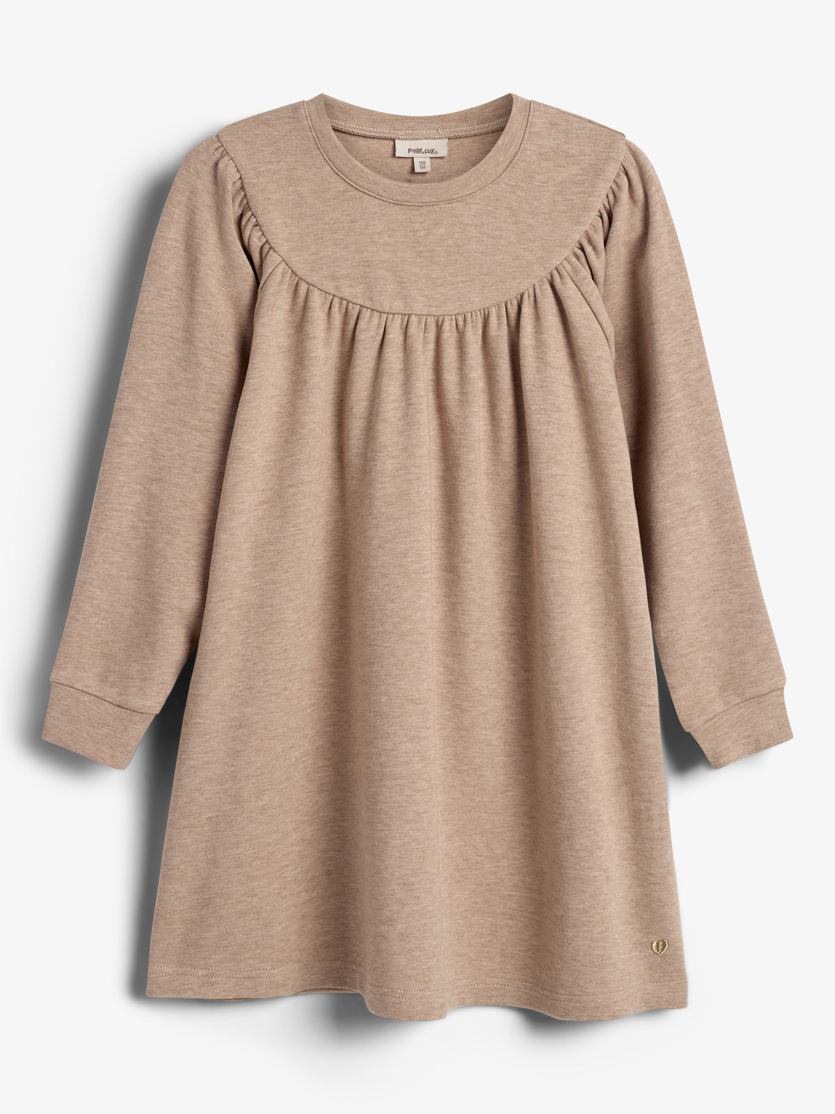 Ein beigefarbenes Kleid mit langen Ärmeln hängt vor einem neutralen Hintergrund. Der obere Teil ist leicht gerafft, und es hat einen runden Ausschnitt.