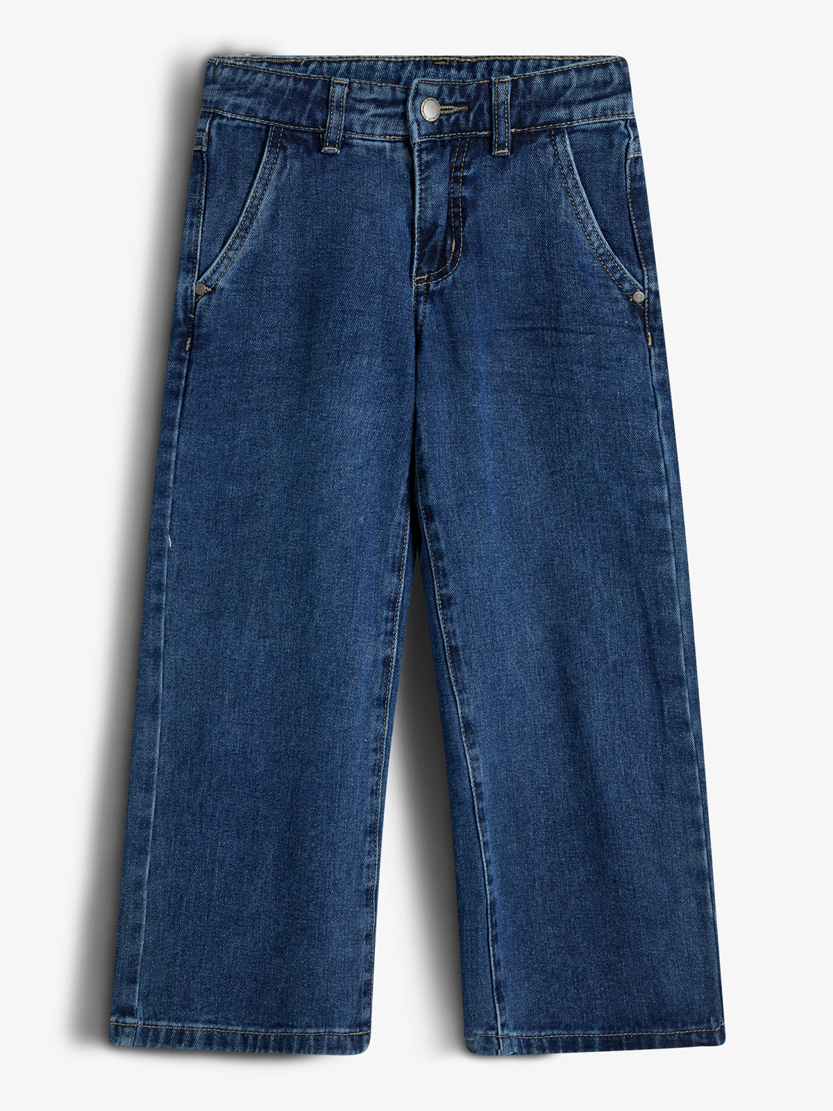 Eine dunkelblaue Jeanshose hängt unbewegt vor einem weißen Hintergrund. Das Design zeigt weite, gerade Beine, zwei vordere Taschen und einen klassischen Knopfverschluss mit Gürtelschlaufen.